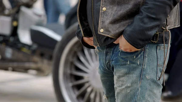 Homem Com Mãos Nos Bolsos Jeans Rasgados Lado Motocicleta Motociclista — Fotografia de Stock