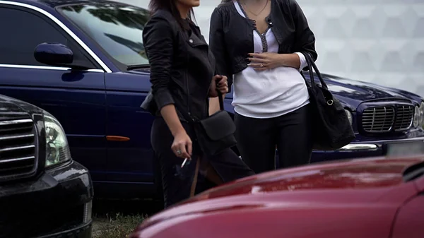 Duas Mulheres Magras Fumando Cigarros Estacionamento Lado Clube Pausa Para — Fotografia de Stock