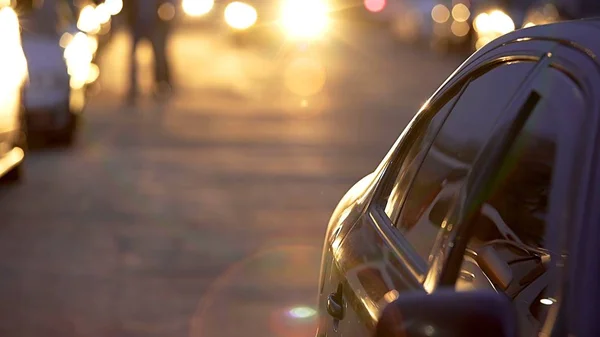 Автомобіль Повільно Їздить Парковці Під Час Чарівного Заходу Сонця Автостоянка — стокове фото