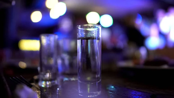 ウォッカ バーのカウンター 夜のパーティー レジャー アルコール依存症の問題の上に立ってのショット — ストック写真
