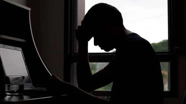 Ensam Ledsen Man Söker Jobb Online Arbetslöshet Och Depression Problem — Stockfoto