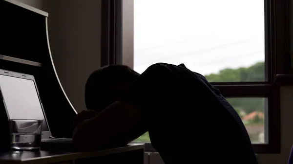 Senny Zmęczony Pracoholikiem Siedząc Przy Komputerze Człowiek Pracował Całą Noc — Zdjęcie stockowe