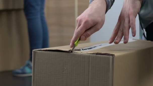 Пара распаковывающих коробок, решение жить вместе, новый этап в отношениях — стоковое видео