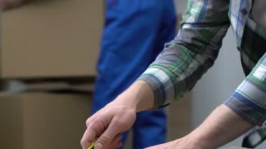 Adam hareketli yeni daire, yer değiştirme, taşıma şirketi servis kutusu açma