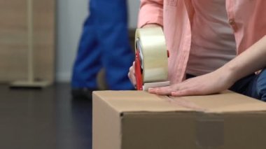 Malzeme taşıma, kutusunda, arka plan üzerinde yardım teslim hizmeti çalışan ambalaj kız