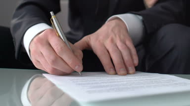 Dürüst olmayan Emlak house için para alarak anahtarları istemciye, mali dolandırıcılık verilmesi