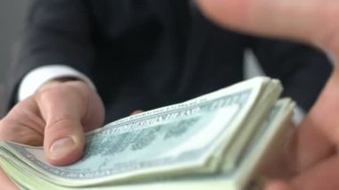 Başarılı adam alarak anahtar yeni ev, satın alma ve Kiralama Emlak için para vermek
