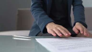 Satın alma veya office, ajans hizmet kiralamak için sözleşme imzalama işkadını