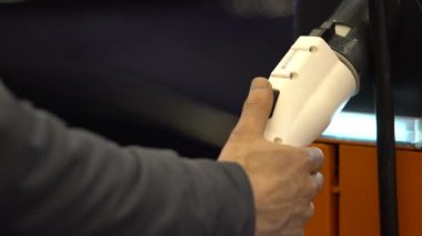 Erkek el alarak elektrikli araç şarj istasyonu, modern kentsel ulaşım, Servisi