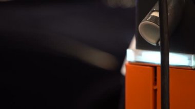 Pil şarj sonra sorumlu plug istasyonunda geri koyarak elektrikli otomobil sürücüsü