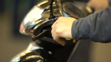 Erkek alıcı motosiklet salonda, motosiklet seçimi taşıma mağaza müşteri test