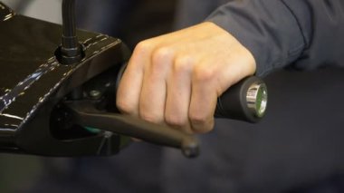 Dostum yeni motosiklet fren kontrol, araç satın alma önce deneme sürüşü sergi