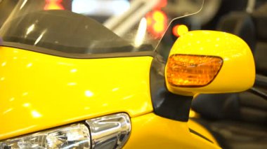 Cennet işçi parlatma motosiklet yüzey, sahibi dikkat çekici araç garaj