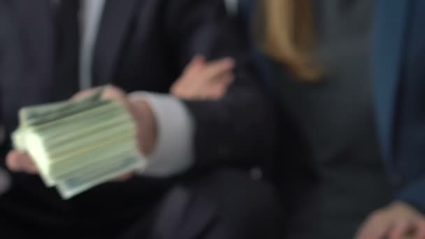 Elegante paar betalen geld en het nemen van toetsen close-up, het kopen van onroerend goed kopen — Stockvideo