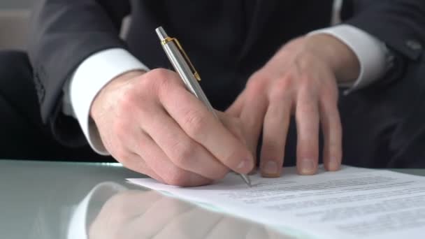 Επιχειρηματίας υπογραφή σύμβασης πώλησης, εξιστόρηση χρήματα, καλή συμφωνία, επενδύσεων — Αρχείο Βίντεο