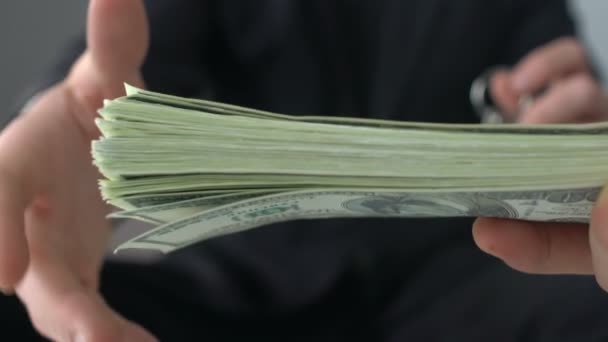 Ingatlanügynök, pénzt, amely kulcsok-hoz ügyfél vásárol ingatlant, jövedelmező foglalkozik — Stock videók