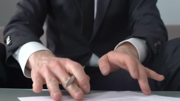 Homme d'affaires signant un contrat d'achat de maison, d'investissement immobilier, d'agence — Video