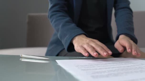 Ondertekening contract voor het kopen of huren van office, dienst zakenvrouw — Stockvideo