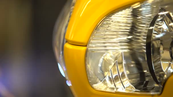 Moderne auto koplamp close-up motor deel, snelheid voertuig, transportsector — Stockvideo