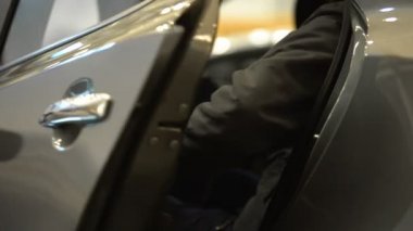 Araba almak ve kapı, taksi servisi, kentsel ulaşım kapanış erkek yolcu