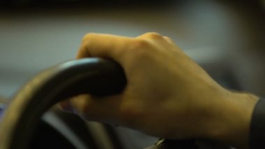 Sürücü dönüm araba tekerlek yakın, araç satın almadan önce deneme sürüşü gezisi