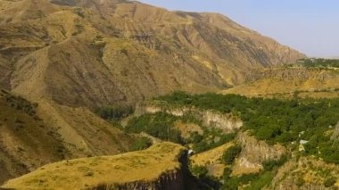 Ermeni tepeler, güzel doğası Jeoloji, havadan görünümü eteklerinde yeşil ağaçlar