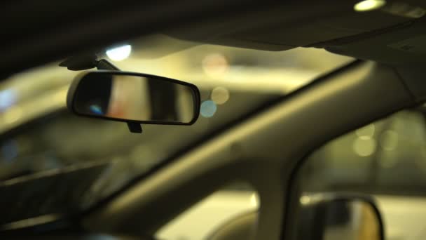 Muž úprava zpětného zrcátka v autě, řidičský průkaz zkouška, rozsah viditelnosti — Stock video