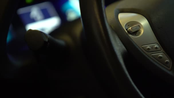 Mano del conductor pulsando el botón fuente en el volante, probando automóvil moderno — Vídeo de stock