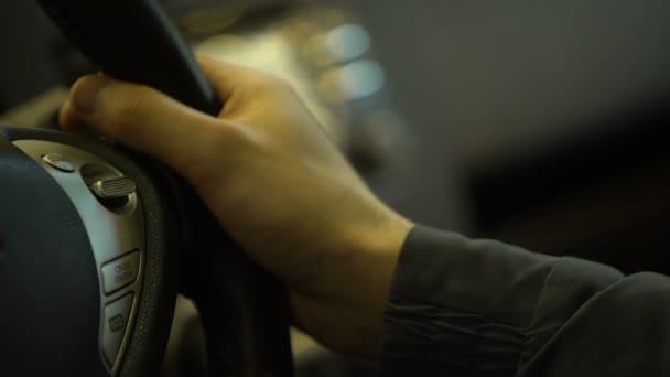 Ηλεκτρικό αυτοκίνητο οδηγός πατώντας το κουμπί eco τιμόνι, την προστασία του περιβάλλοντος — Αρχείο Βίντεο