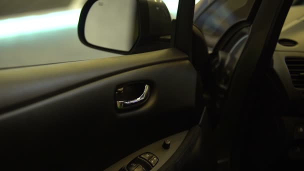 Autobesitzer schließt Tür, Fahrer macht sich bereit für die Reise, Käufer Testfahrt, Miete — Stockvideo