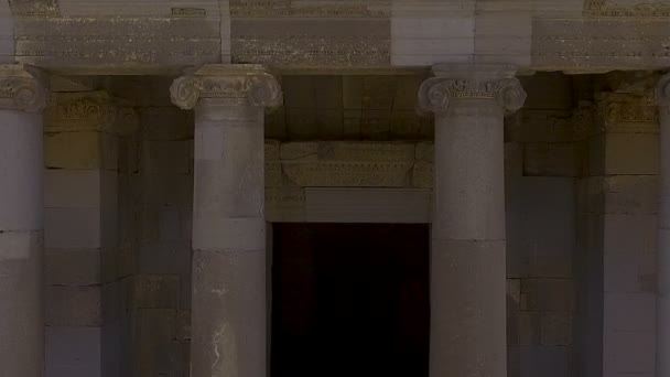 Храм Гарни, возвышающийся над красивыми армянскими горами, историческая архитектура — стоковое видео