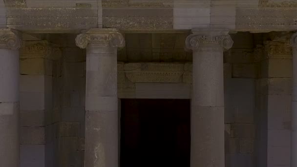 Tempel der Garni ragt über wunderschöne armenische Berge, historische Architektur — Stockvideo