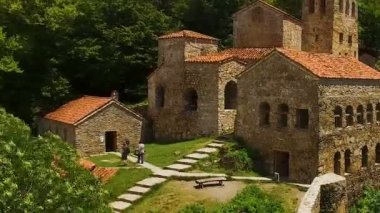 Georgia, yeşil dağlar, turizm antik kalıntıları ile yürüyen turist