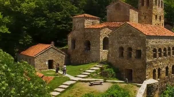 Turistas Caminando Por Antiguas Ruinas Georgia Montañas Verdes Turismo — Vídeos de Stock