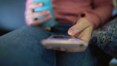 Online video izlerken, rahatlatıcı su cam, boş zaman, bloglama kadın