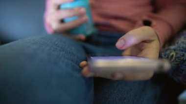 Kadın blogger kayan smartphone fotoğrafları, sosyal ağ bağımlılığı, sakin ol