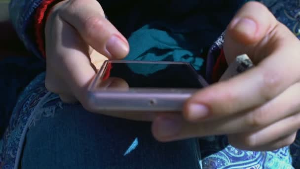 Kvinnliga Händer Rullning Smartphone Bilder Student Kolla Sociala Nätverk — Stockvideo