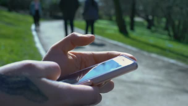 旅行者检查城市地图在智能手机应用 坐在公园 — 图库视频影像