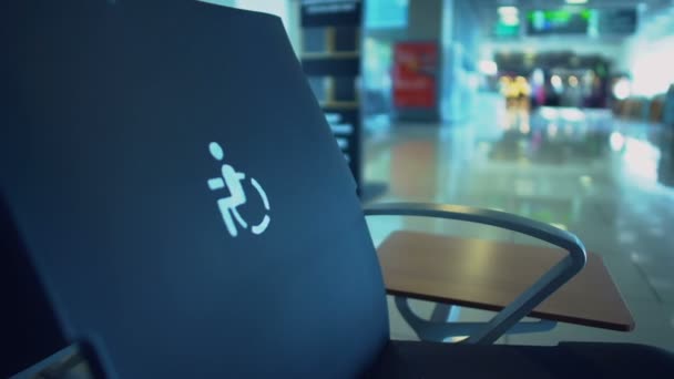 Femme Assise Dans Chaise Personne Handicapée Signe Service Confortable Pour — Video