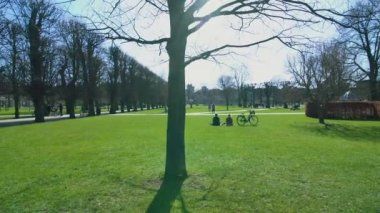 Copenhagen Şehir Parkı güneşli insanlar tatil yeşil çimenlerin üzerinde rahatlatıcı