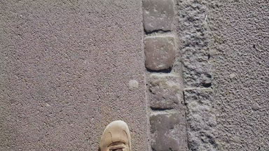 Hızlı bir şekilde asfalt yol turistik şehir, aktif yaşam tarzı yürüme erkek öğrenci bacaklar