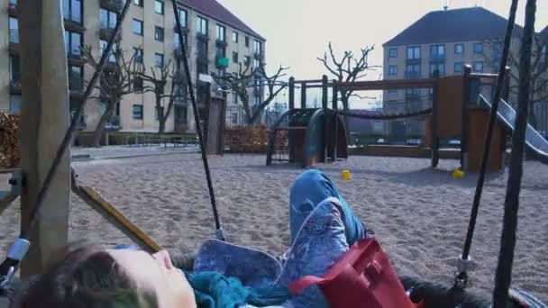 Frau Entspannt Sich Auf Spielplatz Der Stadt Kindheitserinnerungen Freiheit Ruhe — Stockvideo