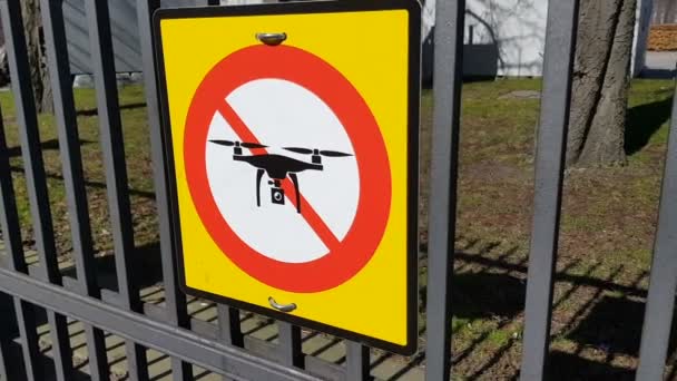 コペンハーゲン Quadrocopters プライバシーの公園入り口にドローン兆候 — ストック動画