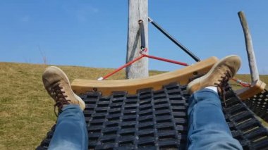 Erkek turist hamak, tembel serbest zaman, ferahlık huzurlu çayır üzerinde sallanan