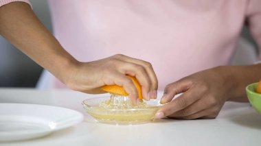 Dışarı el meyve sıkacağı ile turuncu meyve suyu hazırlama, sağlığı, beslenme Bakımı kadın