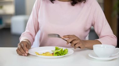 Biracial kadın yemek salata, düşük kalorili beslenme, sağlıklı kahvaltı, diyet