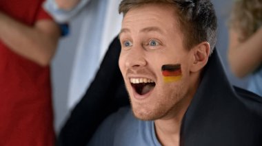 Duygusal Alman futbol fan ilahi ve takım, televizyonda maç izlerken destekleyen