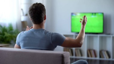 Aktif olarak onun favori takım, oyun ile hayal kırıklığına tezahürat futbol destekçisi