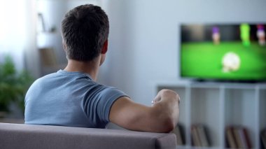 Erkek hayran izlerken futbol maçı televizyonda, düşük kaliteli dijital televizyonla üzgün