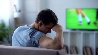 Futbol tarafından hayal kırıklığına uğramış adam maç yayın, zavallı kalite dijital televizyon